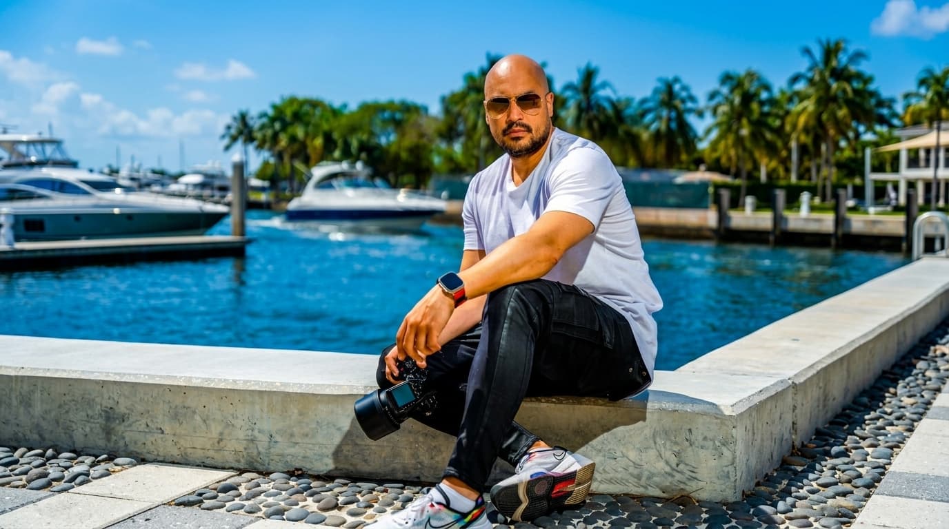 Moisés Magariño junto al agua
